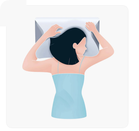 Mujer durmiendo boca abajo sobre la almohada cervical TRYLUXE